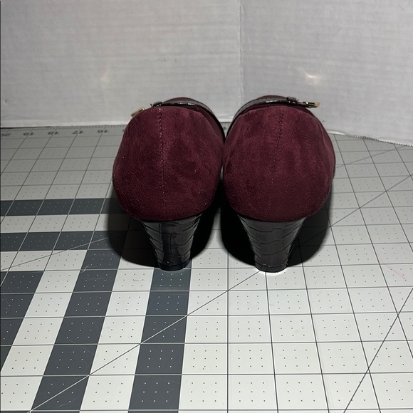 London Fog Maroon Flats with Buckle Detail - Picture 3 of 9